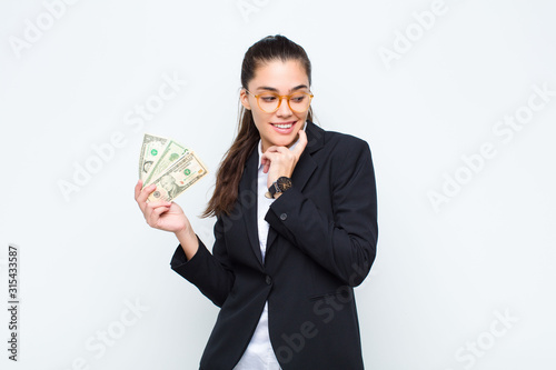 Foto young businesswoman smiling with a happy, confident expression with hand on chin