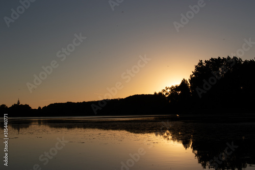 Coucher de soleil sur un lac © Martin