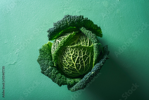Foto One cabbage on green background. Savoy cabbage. Healthy eating