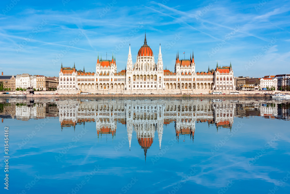 Fototapeta premium Hungarian Parliament Building reflected in Danube river, Budapest, Hungary