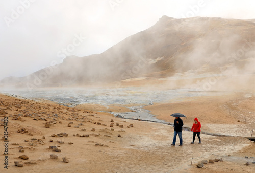 Foto Tourists visiting the geothermal region of Hverir in Iceland near Myvatn Lake, I