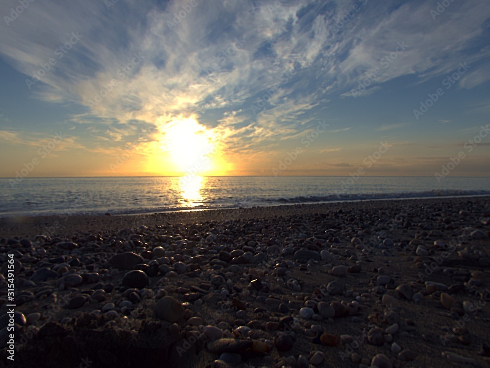 Morgens in der Früh beim Sonnenaufgang über dem Mittelmeer Morgens in der Früh beim Sonnenaufgang über dem Mittelmeer