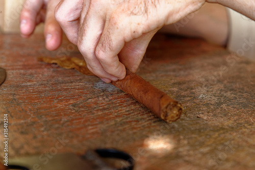 Making a cuban cigar in Viniales - Cuba