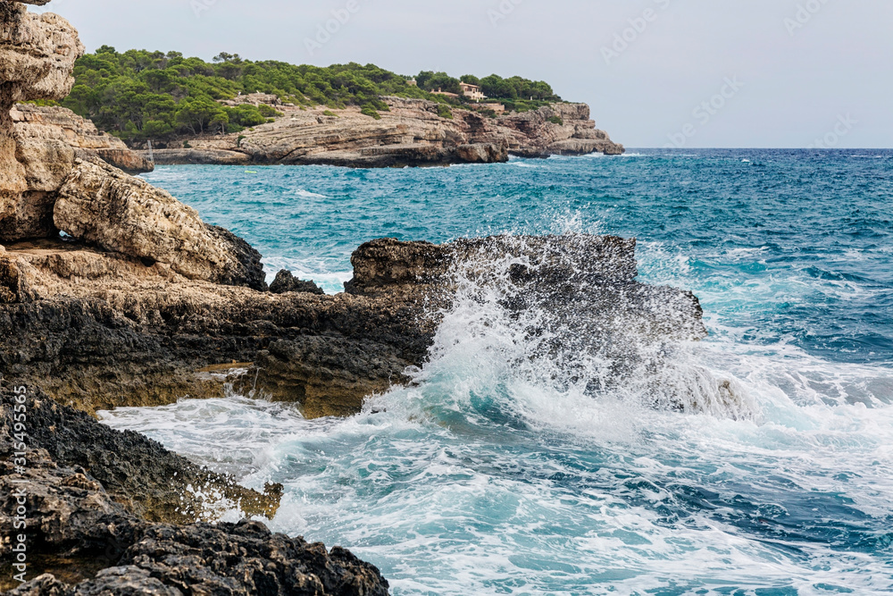 Fototapeta premium Rocky beach under a gloomy dramatic sky