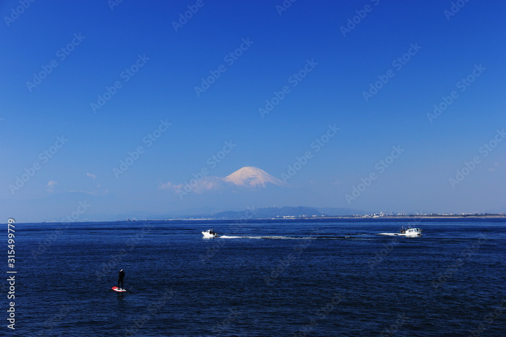 江ノ島の冬　青の世界　相模湾と富士山