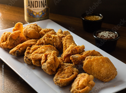 alitas de pollo broaster junto a cerveza