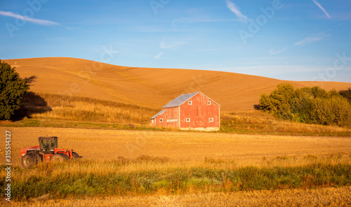 red barn in the palouse 