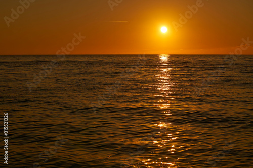 海上の夕日 © tetsuro iino