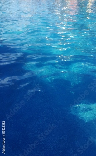 Agua azul y cristalina