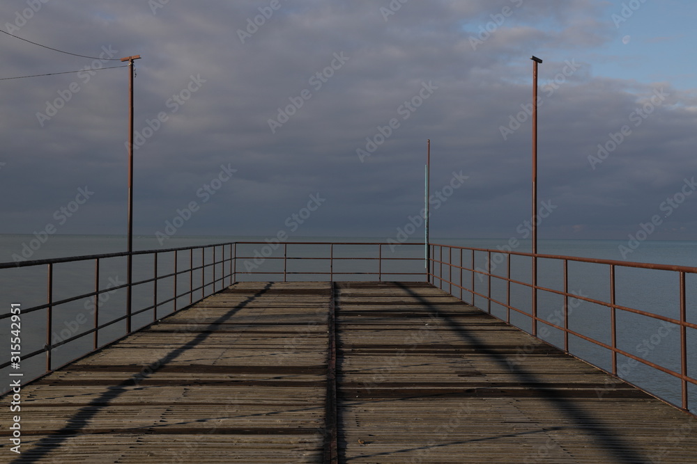 Naklejka premium pier at sunset