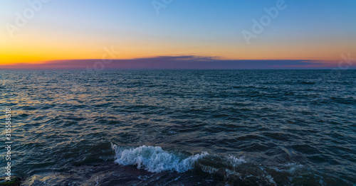 Fototapeta Naklejka Na Ścianę i Meble -  Skyline over blue calm sea