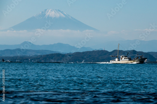 富士山と船