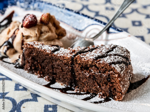 Foto slice of tasty chocolate caprese dessert with hazelnut mousse with strawberry
