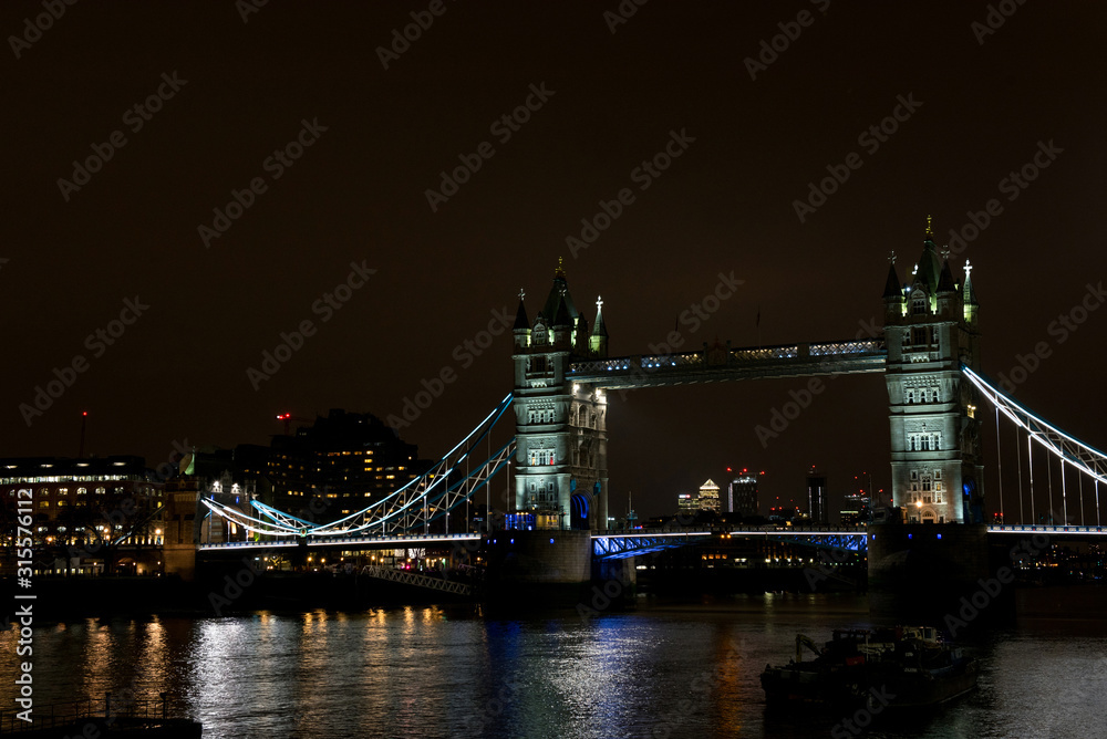 Obraz premium Tower bridge by night