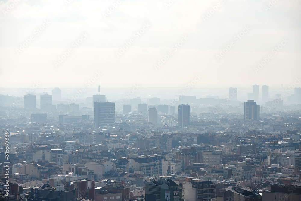 Vista de Barcelona en medio de la contaminación
