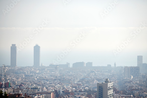 Vista de Barcelona en medio de la contaminaci  n