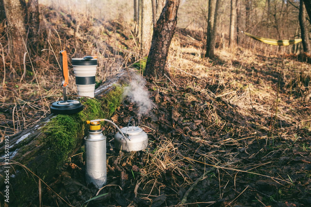 Obraz premium Cooking while hiking. Food at the tourist camp.
