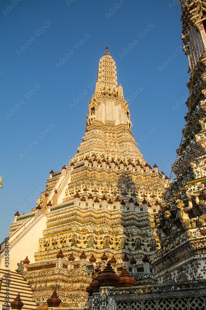 Fototapeta premium Wat Arun or Temple of Dawn is a beautiful Buddhist temple and landmarks of Bangkok in Thailand 