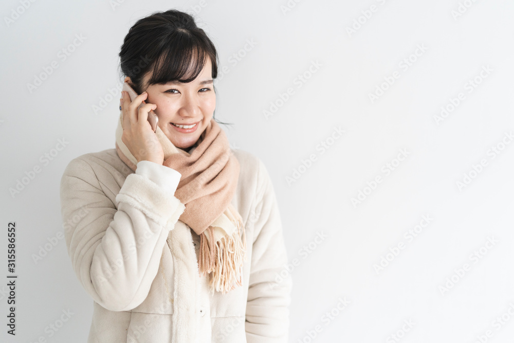スマートフォンを使う女性 スマートフォンを使う女性