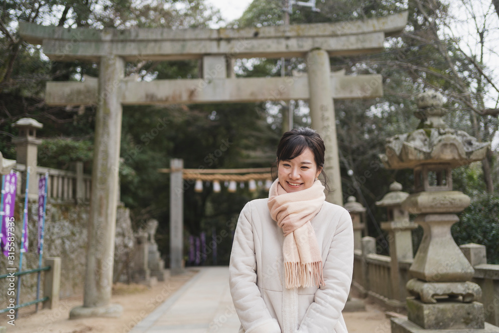 Fototapeta premium お参りする女性