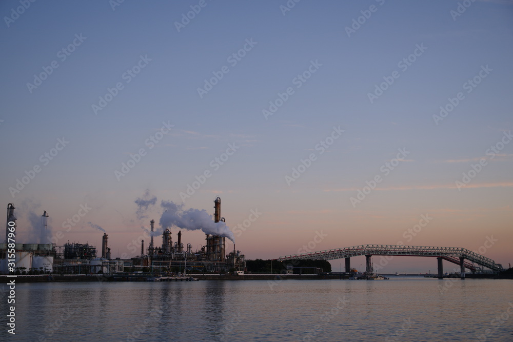 Naklejka premium 夕暮れ時の工業地帯