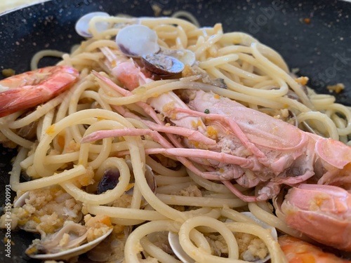Bild auf Leinwand spaghetti con cicale di mare