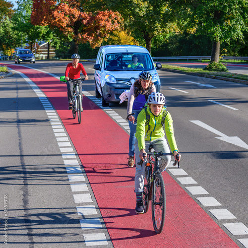 Konfliktsituation zwischen Radfahrern und abbiegendem Verkehr photo