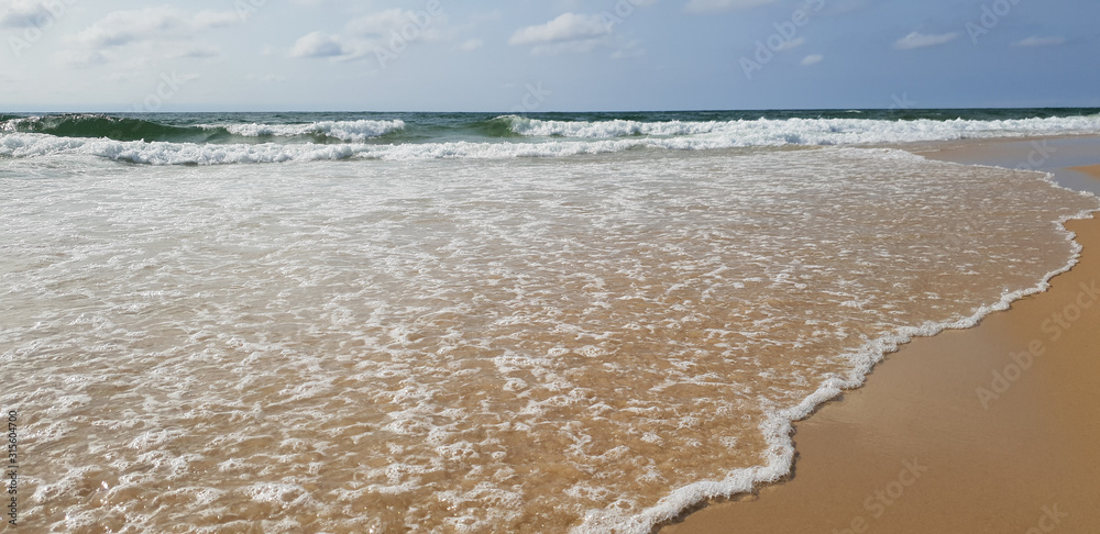 Wellen brechen am atlantischen Ozean in Frankreich