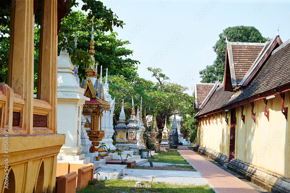 Fototapeta premium Travelling Laos, sightseeing at temple 
