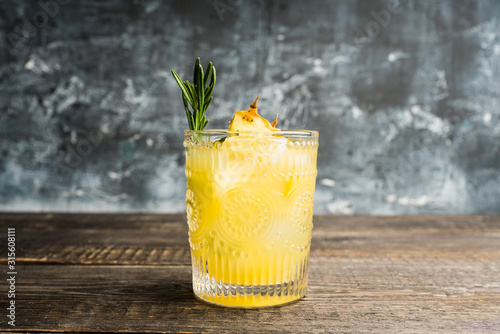 Foto Old fahioned pineapple beverage on rustic background