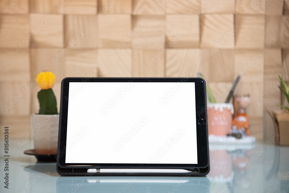 Fototapeta premium Blank white screen tablet computer on glass table