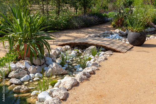 Bild auf Leinwand Aménagment paysager de jardin - ponton et rocaille