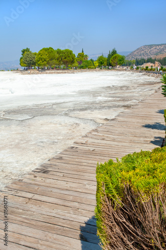 Foto View of the Pamukkale travertine from a wooden floor for the access of tourists
