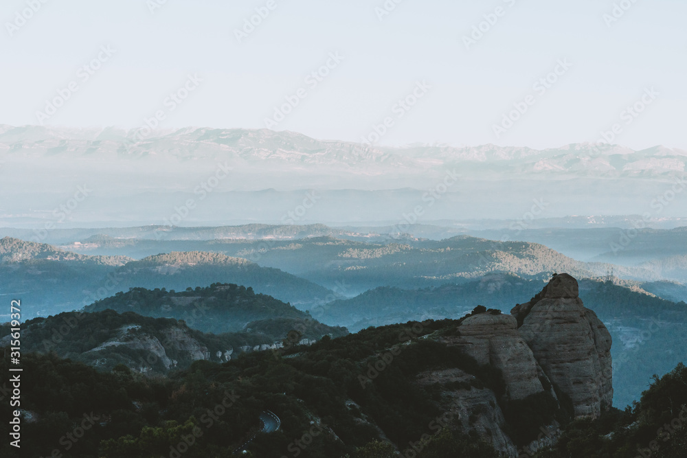 Fototapeta premium Paisaje de amanecer con neblina suave