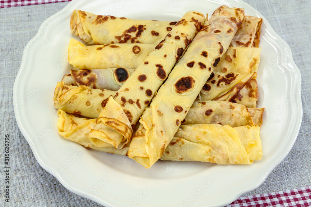 crêpes roulées dans une assiette crêpes roulées dans une assiette