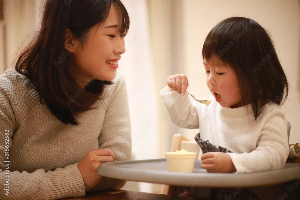 カップアイスを食べる女の子 カップアイスを食べる女の子