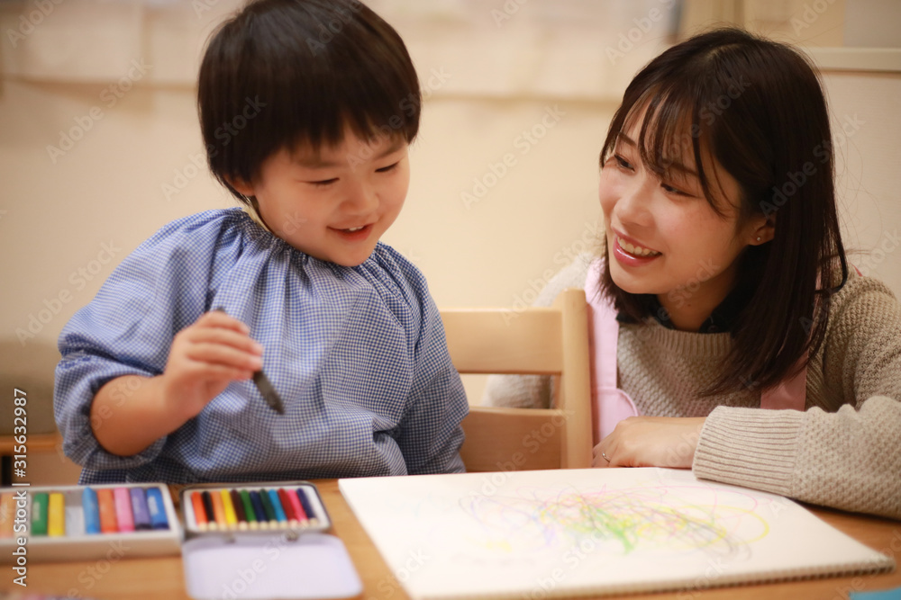 お絵描きする男の子と保育士イメージ お絵描きする男の子と保育士イメージ