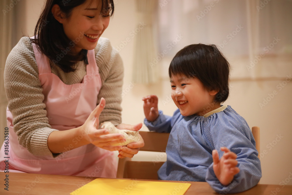 ねんどで遊ぶ男の子と保育士イメージ