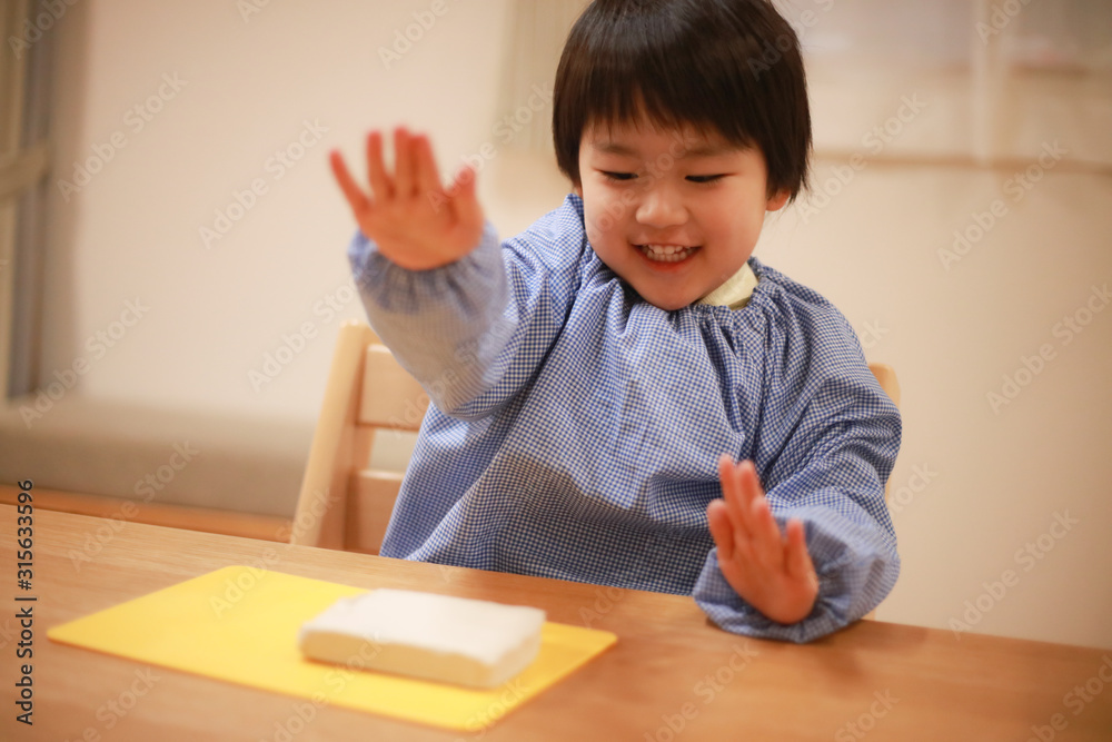 ねんどで遊ぶ男の子 ねんどで遊ぶ男の子