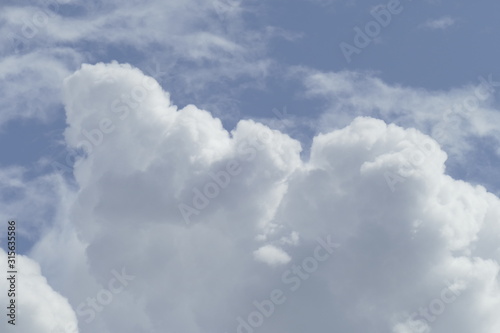 Weisse Wolken  Blauer Himmel  Hintergrundbild  Deutschland  Europa