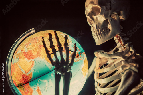 Skelett mit Globus, Klimawandel, Weltuntergang
