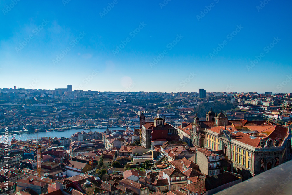 Centro portugués de fotografía y río Douro desde la torre de los Clérigos en Porto (Portugal).