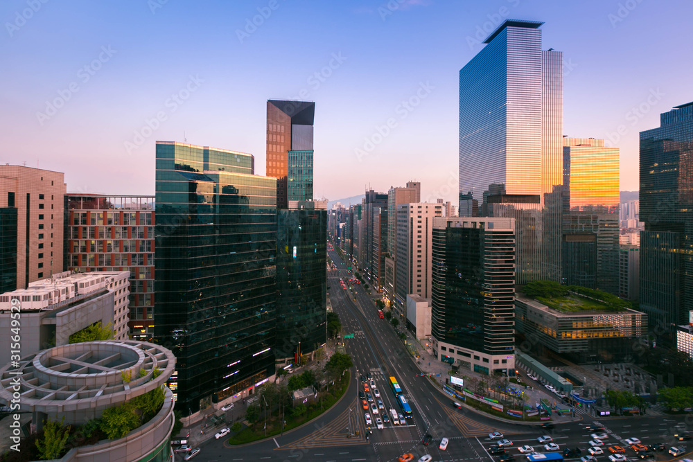 Fototapeta premium Seoul city Skyling and Skyscraper and Traffic at intersection in Gangnam, South Korea.