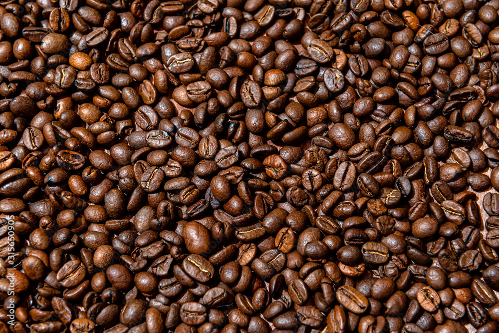 Obraz premium Close-up of brown, roasted coffee beans background