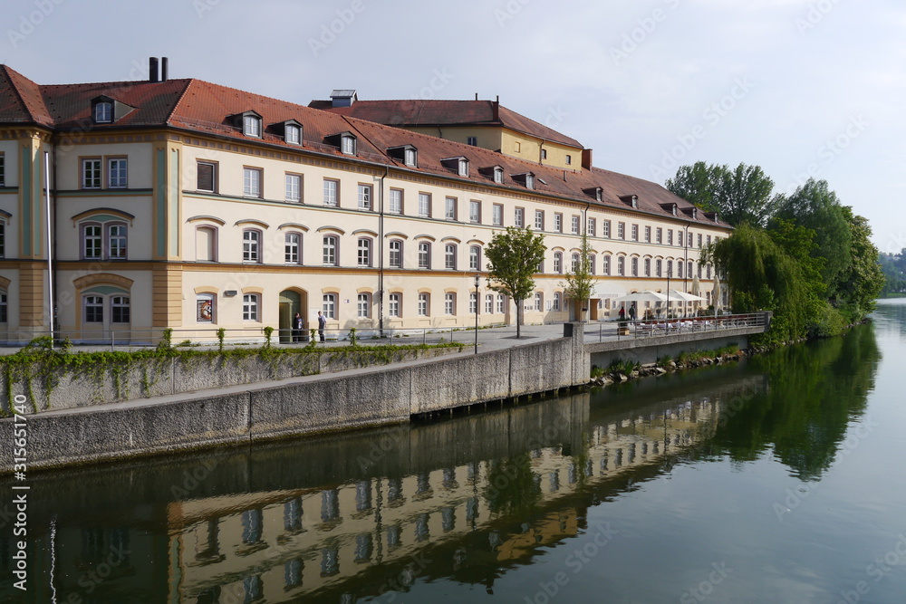 Ufer der Isar in Landshut mit Heilig-Geist-Spital