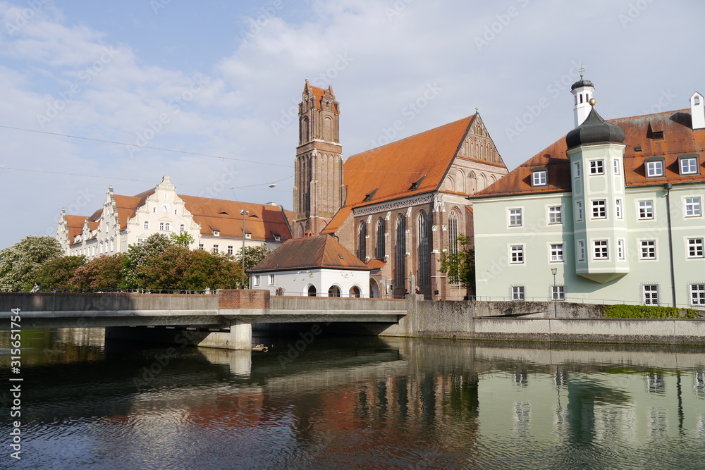Isar mit Blick zur Heiliggeistkirche in Landshut