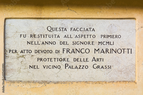 Questa facciata fu restituita all aspetto primero nell'anno del signore MCMLI per atto devoto di Franco Marinotti protettore delle Arti nel vicino Palazzo Grassi photo