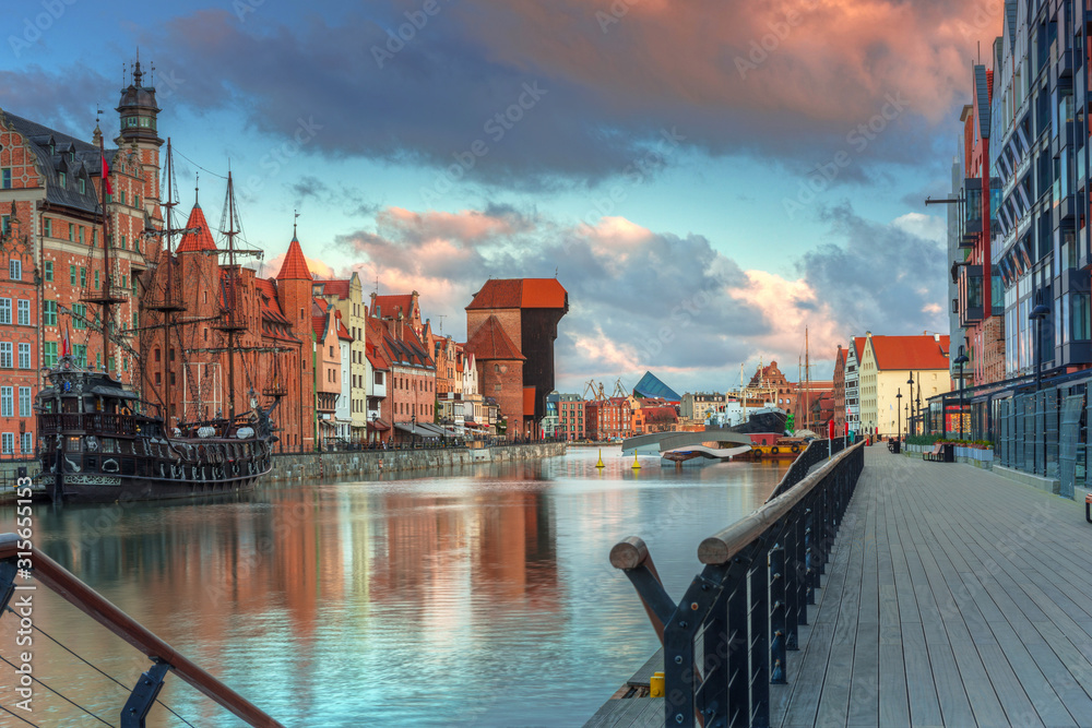 Fototapeta premium Beautiful scenery of the old town in Gdansk over Motlawa river at sunrise, Poland.