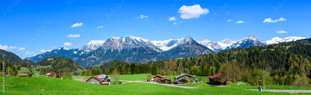 Idyllischer Ausblick in die Oberstdorfer Berge nahe Tiefenbach