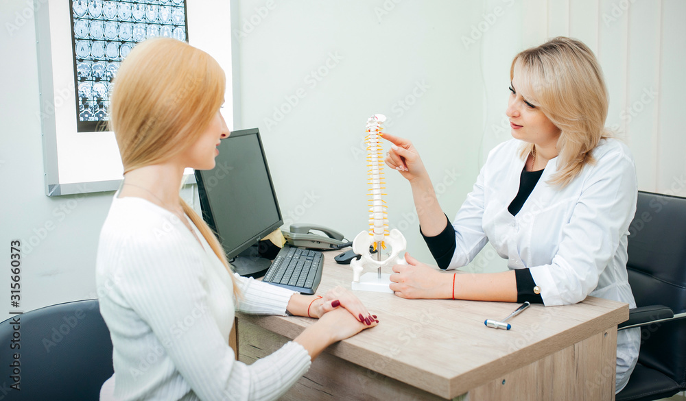 Φωτογραφία Close up famale neurologist doctor examines cervical vertebrae of female patient spinal column in medical clinic